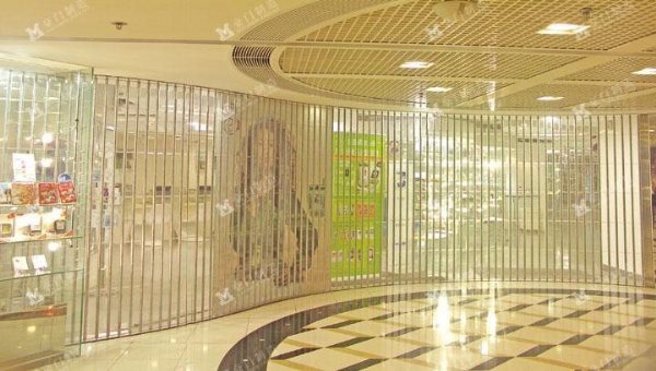 高檔時裝商場安裝水晶卷簾門有什么優(yōu)點