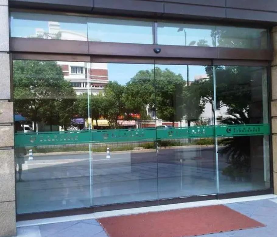 自動(dòng)感應(yīng)門(mén)是靠什么感應(yīng)的